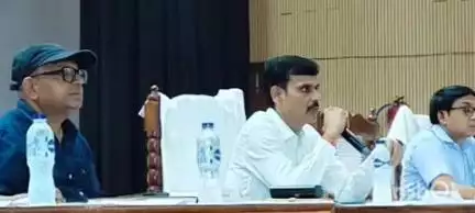 बलिया: जिलाधिकारी मंगला प्रसाद सिंह ने गंगा बहुउद्देशीय सभागार में कानूनगो एवं लेखपालों के साथ की बैठक