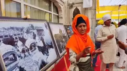 ਅੰਮ੍ਰਿਤਸਰ 2: 1984 ਦੇ ਫੌਜੀ ਹਮਲੇ ਨੂੰ ਬਿਆਨ ਕਰਦੀਆਂ ਤਸਵੀਰਾਂ ਦੀ ਪ੍ਰਦਰਸ਼ਨੀ ਦਰਬਾਰ ਸਾਹਿਬ ਮੰਜੀ ਸਾਹਿਬ ਦੀਵਾਨ ਹਾਲ ਦੇ ਬਾਹਰ ਲਗਾਈ ਗਈ।