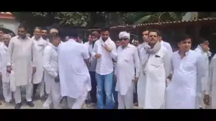 सिंचाई पानी की मांग को लेकर किसानों ने कलेक्ट्रेट पर किया प्रदर्शन, जिला कलेक्टर को सौंपा ज्ञापन