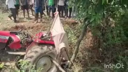 जशपुर: लोदाम थाना क्षेत्र अंतर्गत ग्राम गांधीनगर में अनियंत्रित होकर गहरे गड्ढे में पलटा ट्रैक्टर, चालक की मौके पर मौत