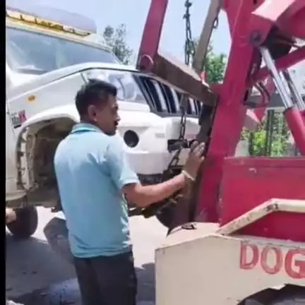 नगरोटा बगवां: चाहड़ी रोड पर बने डिवाइडर से टकराई पिकअप, चालक बाल-बाल बचा