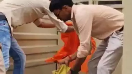 सिधौली: अटरिया के नेशनल हाईवे पर अज्ञात वाहन ने बुजुर्ग को मारी जोरदार टक्कर, बुजुर्ग की हालत गंभीर