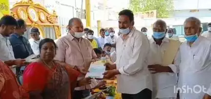 సత్తెనపల్లి లో సీఎం సహాయనిధి చెక్కులు పంపిణీ చేసిన నియోజకవర్గం ఎమ్మెల్యే కన్నా