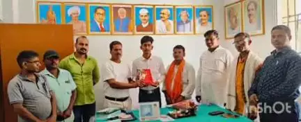 मेराल: मेराल प्रखंड में मैट्रिक और इंटर परीक्षा में उत्कृष्ट प्रदर्शन करने वाले छात्रों को विधायक प्रतिनिधि ने किया सम्मानित