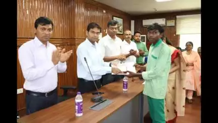 दुमका: उपायुक्त ने टॉप विद्यार्थियों और विद्यालयों को किया सम्मानित
