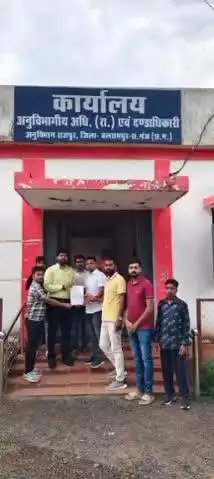 सामरी कुसमी: सामरी विधानसभा में PMGSY के सड़क निर्माण में भ्रष्टाचार का आरोप, युवा कांग्रेस ने कार्यालय घेराव के लिए ज्ञापन सौंपा