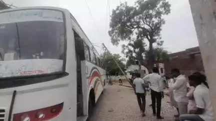 उनियारा वार्ड न 4. में बिजली के तार निचे झूलने के कारण बस में उलझा तारों को गुच्छा जिससे पोल टूट गया.