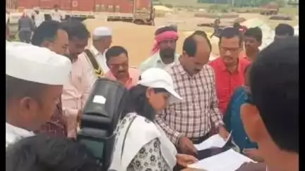 గుండ్లపల్లి: తవక్లాపూర్ గ్రామంలో ఐకెపి ఆధ్వర్యంలో కొనసాగుతున్న ధాన్యం కొనుగోలు కేంద్రాన్ని ఆకస్మికంగా తనిఖీ చేసిన జిల్లా కలెక్టర్