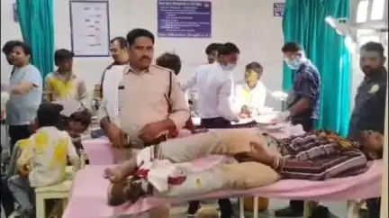 शिवपुरी नगर: शिवपुरी-पोहरी हाईवे पर रामखेड़ी गांव के पास बड़ा हादसा, बारातियों से भरी लोडिंग वाहन पलटने से 20-25 लोग घायल