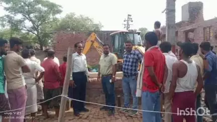 कलान: जलालाबाद क्षेत्र में दो गांवों में तालाब और खलियान की जमीन को तहसील प्रशासन ने जेसीबी चलवाकर कब्जा मुक्त कराया