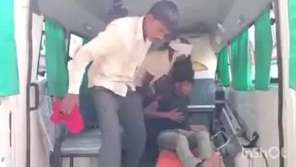 बिधूना: मढ़नई गांव के पास कार पलटने से युवक घायल, दिबियापुर स्वास्थ्य केंद्र में कराया गया भर्ती