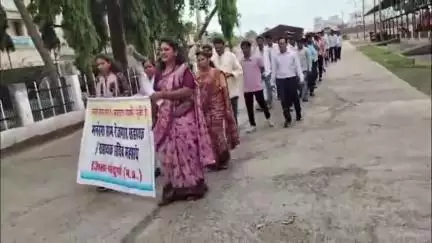 पांडुरना: पांढुर्ना के रोजगार सहायकों ने निकाली पैदल रैली, कहा- अधिकारी पद से हटाने की धमकी देते हैं
