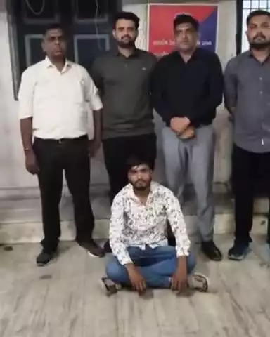 પુણા: સુરત રેલ્વે સ્ટેશન પર ભાવનગર બાંદ્રા એક્સપ્રેસ  ટ્રેનમાંથી મોબાઈલની ચોરી કેસમાં આરોપીની ભરથાણા થી ધરપકડ