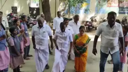 ஆரணி: ஆரணி டவுன் அரசினர் பெண்கள் மாதிரி மேல்நிலைப் பள்ளியில் தமிழக அரசின் வெளியில்லா பாட புத்தங்களை MLA வழங்கினார்