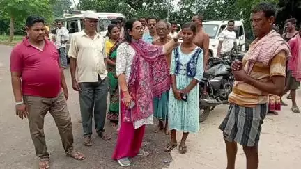 গড়বেতা ১: গড়বেতা এক নম্বর ব্লকের গৌরাঙ্গ অঞ্চলে জনসংযোগ কর্মসূচি বিধায়ক উত্তরা সিংহ হাজরার