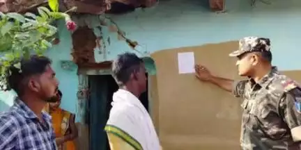 चिनिया: चिनीयां पुलिस वारंटी की तलाश में सक्रिय, भंडरिया कांड के आरोपी के घर पर चिपकाया इश्तहार