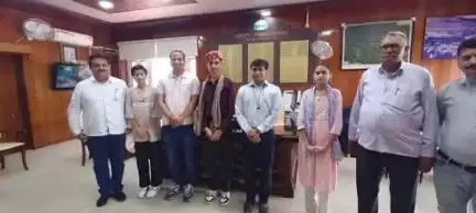 बिलासपुर सदर: प्रदेश में 12वीं कक्षा (आर्ट्स संकाय) में पांचवां स्थान प्राप्त करने वाले समीर को उपायुक्त राहुल कुमार ने सम्मानित किया