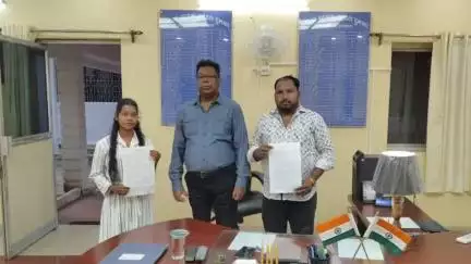 दुमका: जिला अनुकंपा समिति के निर्णय के तहत दो अभ्यर्थियों को अनुकंपा पर मिले नियुक्ति पत्र