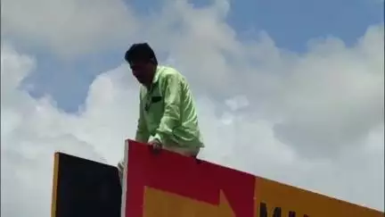सिद्धेश्वर वडगाव येथील शेतकऱ्याचे जमिनीच्या योग्य मोबदल्यासाठी शोले स्टाईल आंदोलन