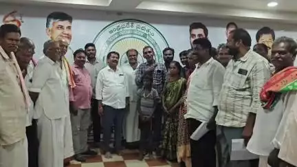 కొండపి: టంగుటూరు మండలం తూర్పు నాయుడు పాలెంలోని మంత్రి స్వామి కార్యాలయంలో కలిసి సమస్యలను తెలిపిన బింగినపల్లి గ్రామస్తులు