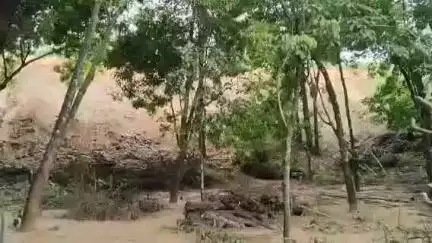 সাব্রুম: রাস্তা নির্মানের মাটি ঢুকছে মানুষের বাড়ীঘরে,জল কাঁদায় ভরে যাচ্ছে মানুষের বাড়ীঘর,ক্ষতিপূরনের দাবি করেন জনগন #jansamasya
