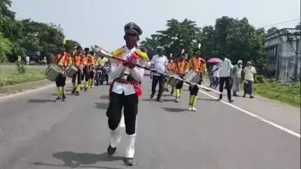 কৃষ্ণনগর ১: ব্যান্ড বাজিয়ে বর্ণাঢ্য শোভাযাত্রা সহকারে মনোনয়ন জমা দিলেন কালীগঞ্জের কংগ্রেস প্রার্থী কাবিল উদ্দিন শেখ