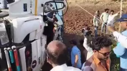 बैतूल: कोलगांव के पास डंपर पलटने से 17 वर्षीय किशोर को एसडीईआरएफ टीम ने 2 घंटे में बचाया