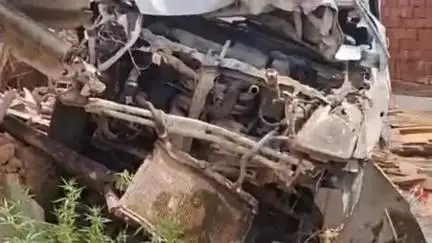 गोला: गोला में झोपड़ी में घुसी तेज रफ्तार कार, बच्ची को बचाने के लिए चालक ने लगाई ब्रेक, हादसे में तीन लोग हुए घायल