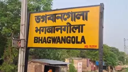 ভগবানগোলা ২: ভগবানগোলা রেল স্টেশনে রেল পরিষেবা উন্নয়নের দাবিতে স্টেশন মাস্টারকে CPI(M)-র ডেপুটেশন প্রদান