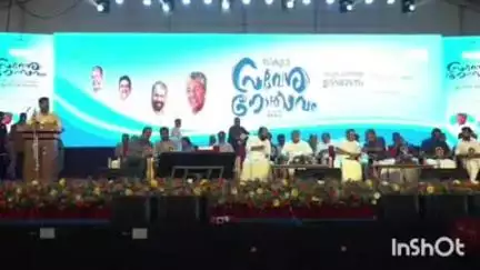 അമ്പലപ്പുഴ: സംസ്ഥാനതല സ്കൂൾ പ്രവേശനോത്സവം കലവൂർ ഗവ. ഹയർസെക്കൻഡറി സ്കൂളിൽ മുഖ്യമന്ത്രി ഉദ്ഘാടനം ചെയ്തു