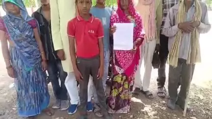 महोबा: कालीपहाड़ी में झूठे चोरी के आरोप में फंसाने का आरोप, पीड़ित परिवार ने डीएम-एसपी से न्याय की गुहार लगाई