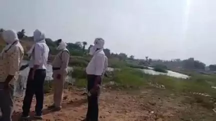 जतारा: बहारू ताल में खदान धंसने से मजदूर के घायल होने का मामला, खनिज विभाग ने डीजल पंप को किया नष्ट; ट्रैक्टर ज़ब्त