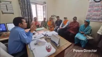 लालकुऑ: ग्राम इंदिरा नगर में लो वोल्टेज की समस्या से ग्रामवासी परेशान, उपखंड अधिकारी को सौंपा शिकायती पत्र