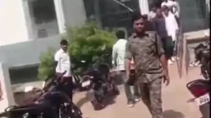 राजपुर: अहियापुर हत्याकांड: मुख्य आरोपी के जेल जाने का वीडियो वायरल, हर कोई देखना चाहता है