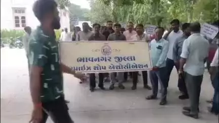 રેશન શોપ દુકાન ધારકો દ્વારા વિવિધ પ્રશ્નો અંગે જિલ્લા કલેક્ટર કચેરી ખાતે આવેદન આપી રજુઆત કરાઈ