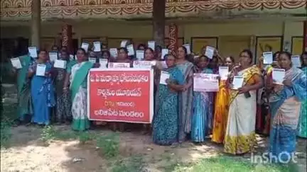 బకాయి జీతాలు చెల్లించాలని కోరుతూ బలిజిపేట మండల కేంద్రంలో మధ్యాహ్న భోజనం వర్కర్ల నిరసన