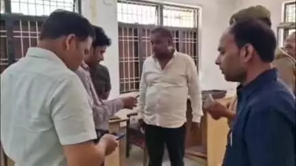 फिरोज़ाबाद: सिटी मजिस्ट्रेट ने फ़िरोज़ाबाद के ARTO कार्यालय पर मारा छापा, लगातार आ रही थी अनियमितता की शिकायत