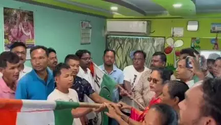 কুমারগ্রাম: ঘোড়ামারা চৌপথীতে তৃণমূলের ব্লক কার্যালয়ে BJP ছেড়ে তৃণমূলে যোগদান 18টি পরিবারের, উপস্থিত রাজ্যসভার সাংসদ