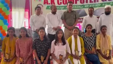 गोड्डा: अनुमंडल पदाधिकारी बैधनाथ उरांव ने मैट्रिक और इंटर के होनहारों को लैपटॉप भेंट कर सम्मानित किया