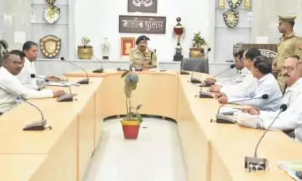 उरई: उरई के पुलिस लाइन में पुलिस अधीक्षक की अध्यक्षता में कानून व्यवस्था को लेकर हुई बैठक, दिए गए आवश्यक दिशा-निर्देश