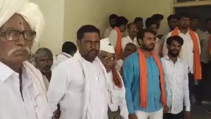 बसमत: बंद करण्यात आलेला पूर्ववत रस्ता चालू करून देण्यासाठी रांजोणा येथील ग्रामस्थांनी उपविभागीय अधिकाऱ्यांना दिले निवेदन