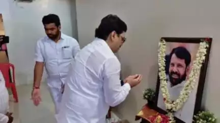 परळी: आमदार धनंजय मुंडे यांनी माजी आमदार देशमुख कुटुंबीयांचे केले सांत्वन