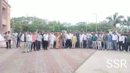 रतलाम नगर: पंचायत सहायक सचिव कर्मचारी संघ ने 8 सूत्री मांगों को लेकर मंत्री के नाम कलेक्टर कार्यालय पर ज्ञापन सौंपा