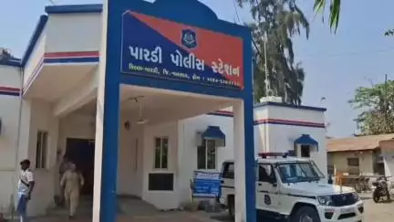 પારડી: પોલીસે ચાર રસ્તા બ્રિજ ઉતરતા છેડા પાસેથી એક ઇસમને 12000 રૂપિયાના દારૂ સાથે ઝડપી પાડ્યું
