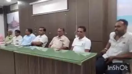 साकोली: कोहळीसमाजातर्फे साकोलीतील प्रकाशपर्व येथे जलतरणपटू शाश्रुती नाकाडे व कुस्तीपटू हितेश सोनवणेंना शुभेच्छासह दिली आर्थिकमदत