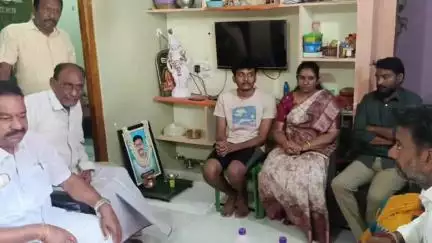 ధర్మారం: టిఆర్ఎస్ సీనియర్ నేత మరణించగా వారి కుటుంబాన్ని పరామర్శించిన టిఆర్ఎస్ జిల్లా అధ్యక్షులు విద్యాసాగర్ రావు