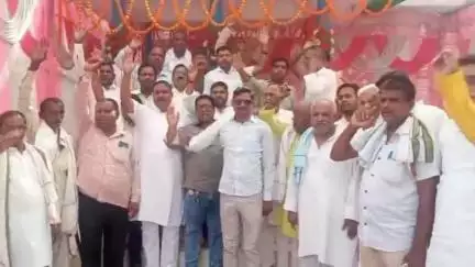 नौतन: कर्पूरी चौक पर पूर्व मंत्री की प्रतिमा और समृद्धि स्थल पर माल्यार्पण कर दी गई श्रद्धांजलि