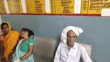 फर्रुखाबाद: आरपी डिग्री कॉलेज के पास दो बाइकों की भिड़ंत में तीन लोग गंभीर रूप से घायल, एक को किया गया रेफर