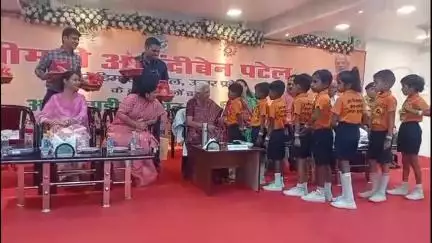 हरदोई: स्टेटस क्लब में बच्चों की बेहतरीन प्रस्तुतियों को देखकर खुश हुईं राज्यपाल आनंदी बेन पटेल, बच्चों को दिए उपहार