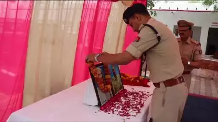 मथुरा: जवाहर बाग कांड के शहीदों को SSP ने दी श्रद्धांजलि, 2 जून 2016 को खाली कराने में शहीद हुए थे दो अफसर